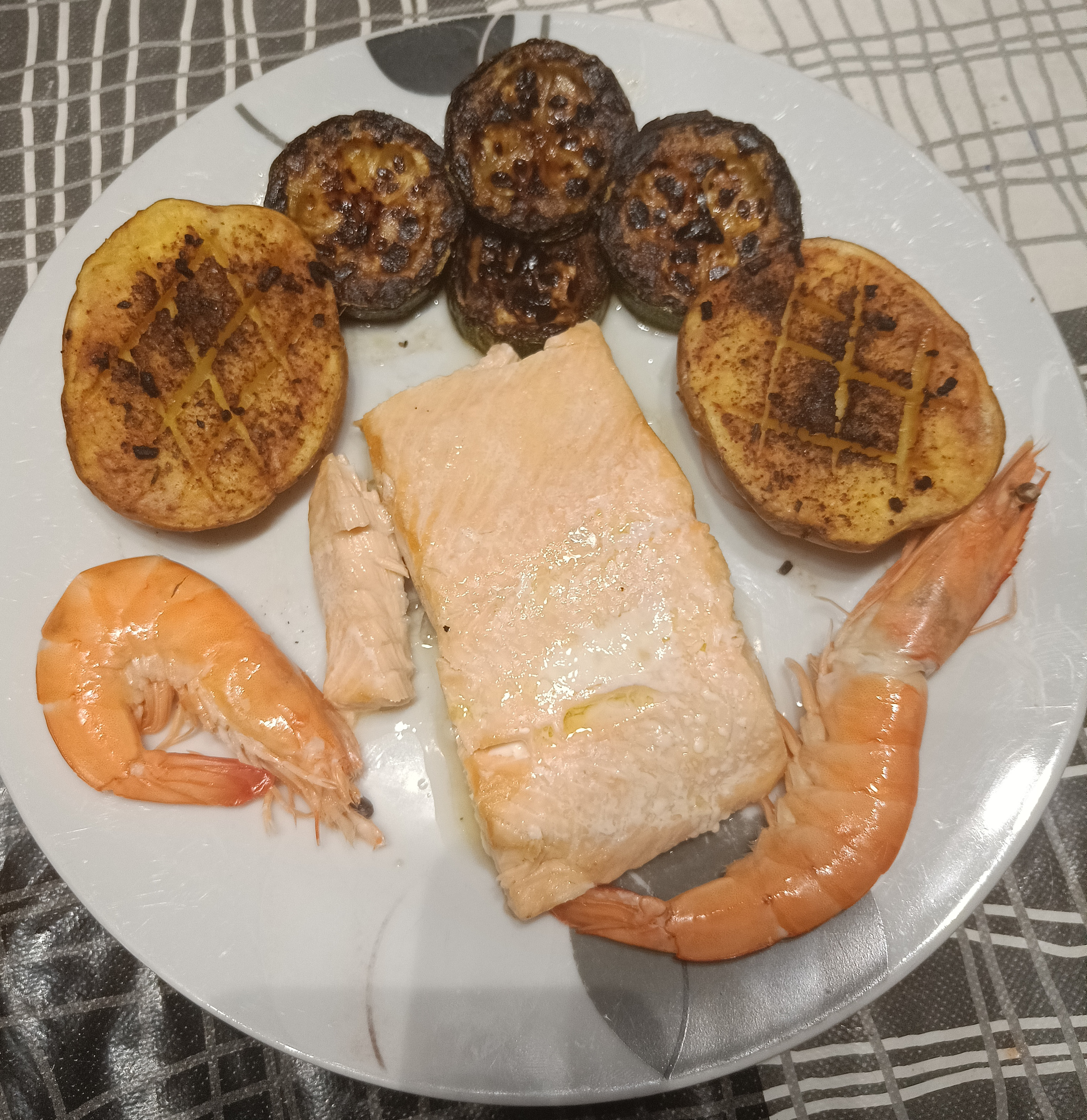 Imagen de Salmón en papillote + calabacín al horno + patata cocida